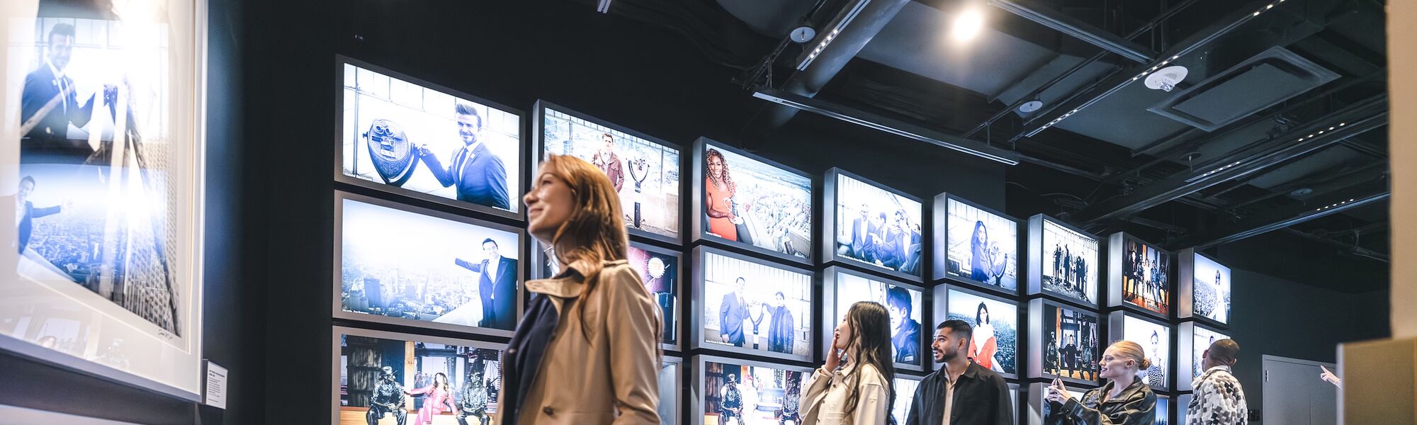 Pessoas nas exposições do 2º andar do Empire State Building